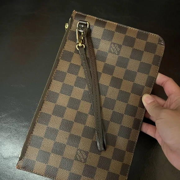 Louis Vuitton Neverfull Wristlet - Picture 2 of 13